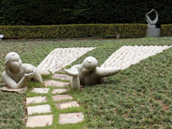 外島ボタニアの彫刻公園のオブジェ「アダムとイヴ」