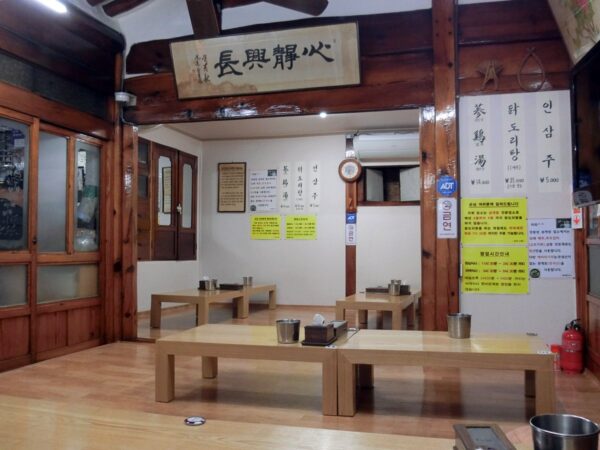 江原亭参鶏湯の店内