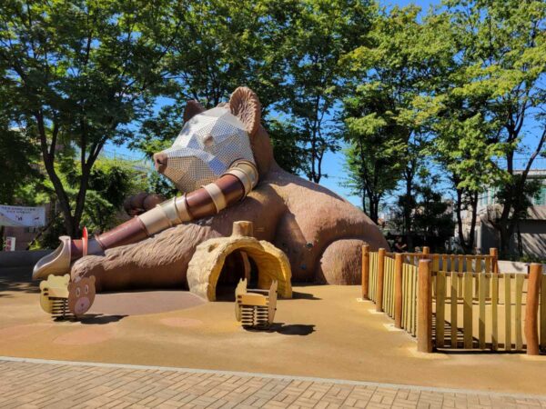 梨泰院児童公園のクマのすべり台