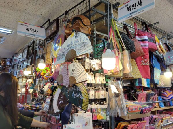 南大門市場のD棟にある韓国雑貨店ポンミンサ