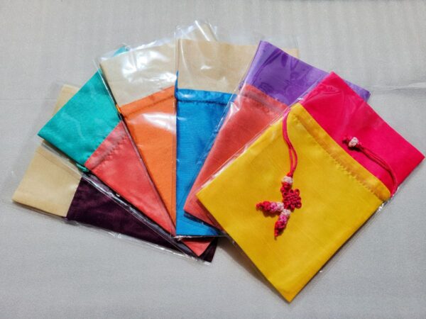 韓国らしい色彩の巾着袋