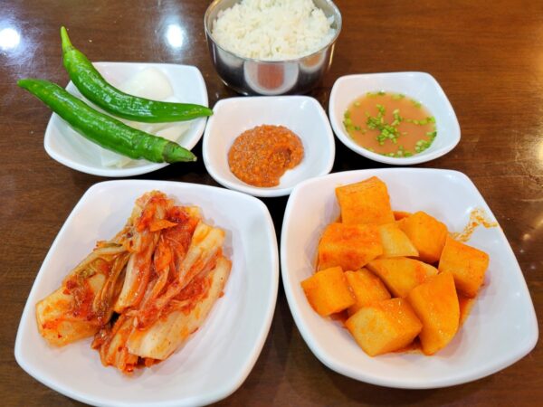 新論峴にある「南ソウルアバイスンデ」の料理