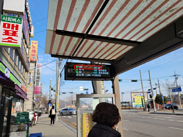 ソウルからのバスが到着する白岩ターミナルバス停