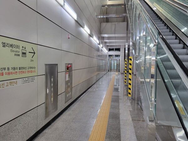 地下鉄9号線銅雀駅構内のエレベーター