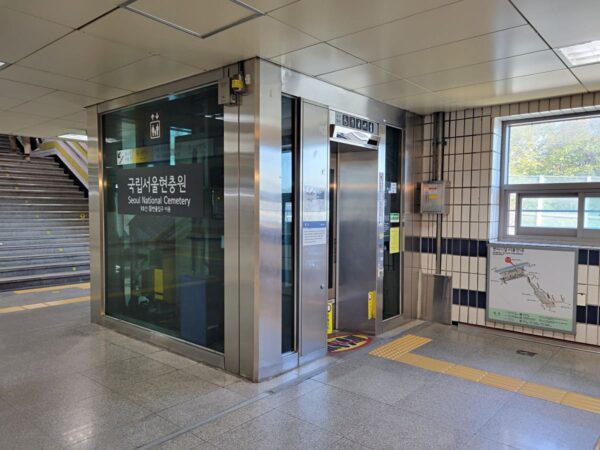 地下鉄4号線銅雀駅構内のエレベーター
