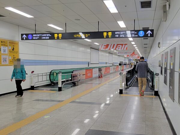 A'REXソウル駅から地下鉄への乗り換え通路