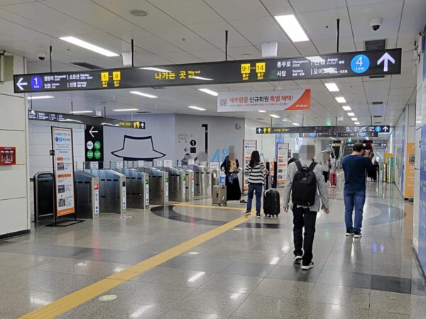 A'REXソウル駅から地下鉄1号線と4号線への乗り換え分岐点