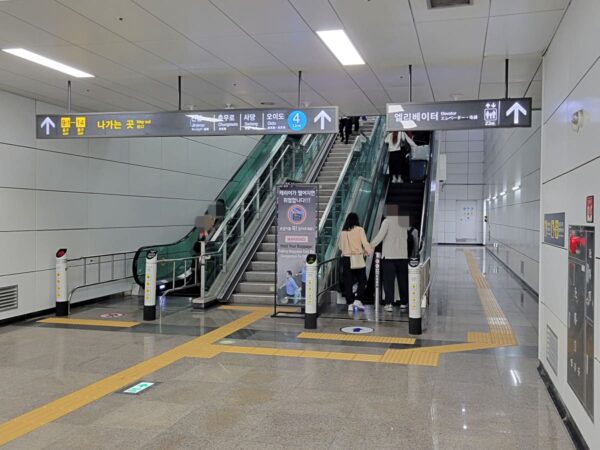 A'REXソウル駅から地下鉄4号線への乗り換え通路