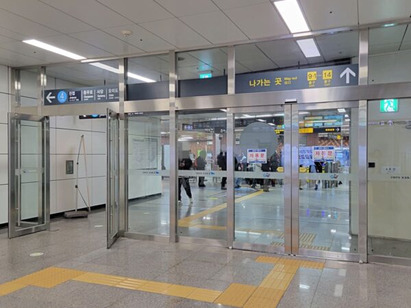 A'REXソウル駅から地下鉄4号線への乗り換え通路