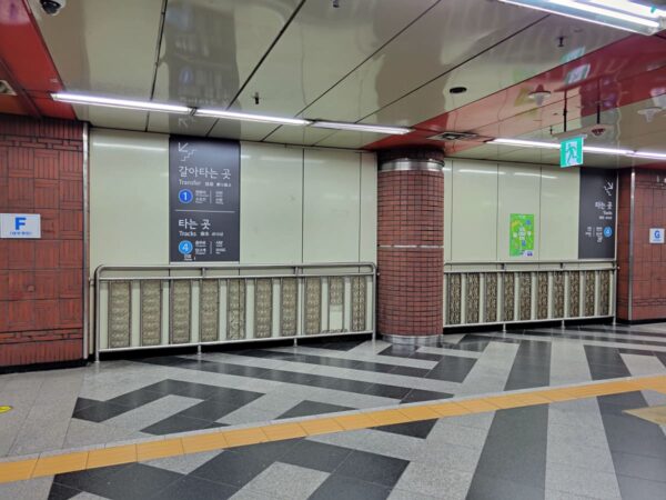 A'REXソウル駅から乗り換え通路を通って地下鉄4号線ホームへの下り口