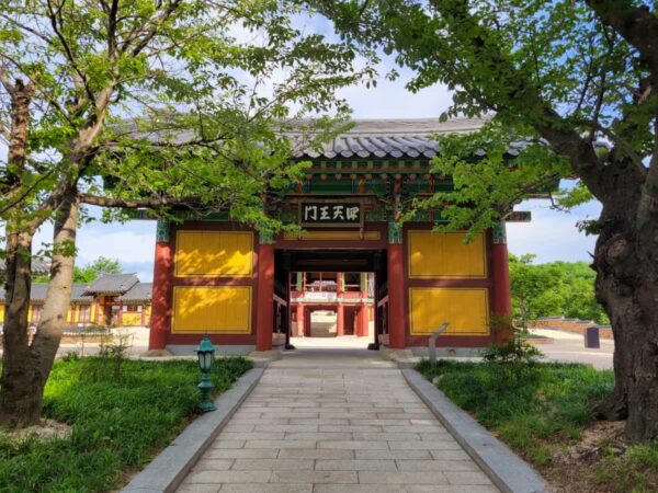 洛山寺の四天王門