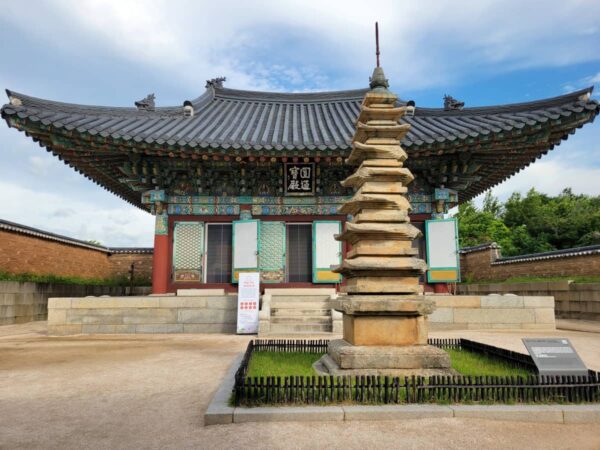 洛山寺の本殿と七層石塔