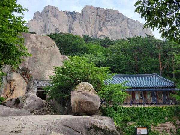 雪岳山のフンドゥル岩と継祖庵と蔚山岩