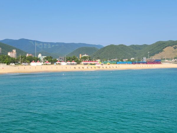 正東津の海上歩道から見た正東津海水浴場