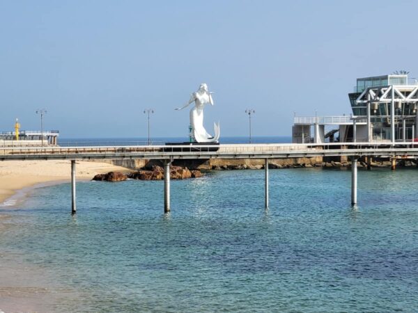 正東津海水浴場近くにあるオブジェ