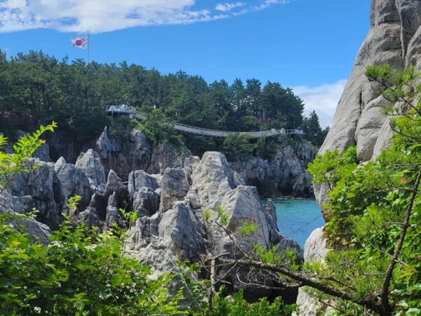 チュアムの燭台岩近くの吊り橋