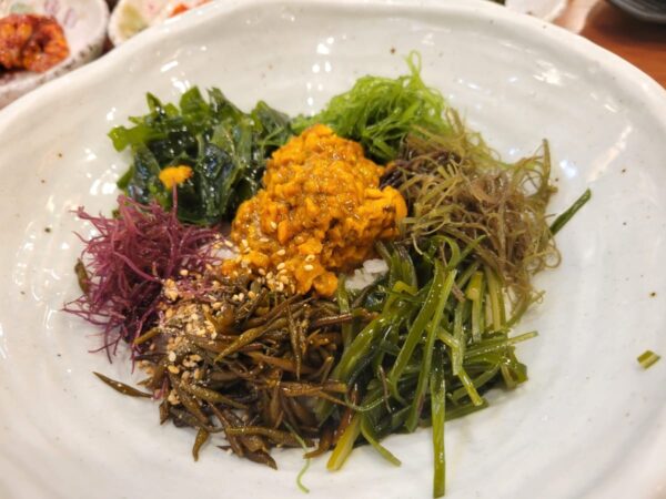 墨湖にある「スリム」のホヤ海藻ピビンバ