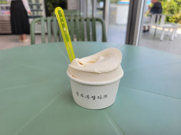 江陵の安木海岸近くにある「スンドゥブジェラート2号店」のスンドゥブジェラート
