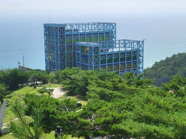 ハスラアートワールドの彫刻公園から見たハスラ美術館