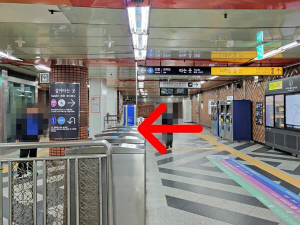 地下鉄4号線ソウル駅の12番と13番出口に近い改札前の通路