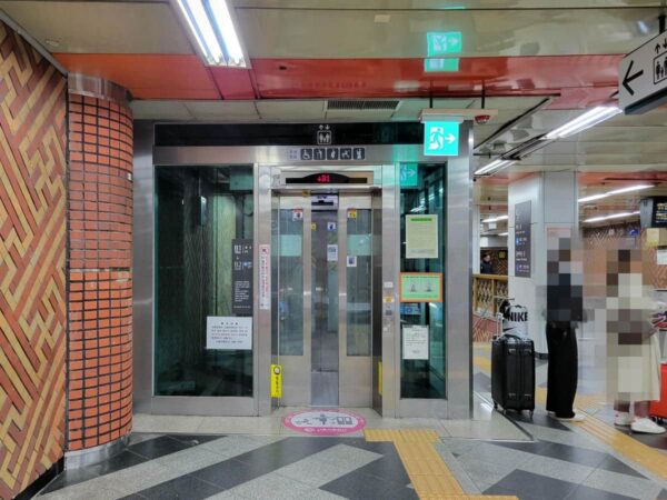 地下鉄4号線ソウル駅の12番と13番出口に近い改札を入ってすぐのところにあるエレベーター