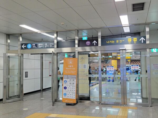 2025年A'REXソウル駅から地下鉄4号線への乗り換え通路