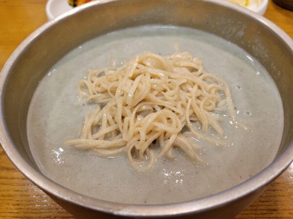 エオゲにある豆腐専門店「黄金コンパッ」のコングッス