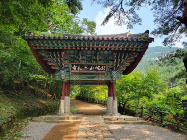 武陵渓谷の三和寺の入口の門
