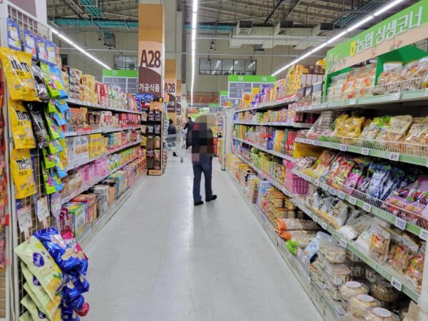 ハナロマート倉洞店1階のお菓子売り場