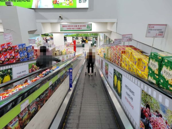 ハナロマート倉洞店1階からB1階へ行くエスカレーター
