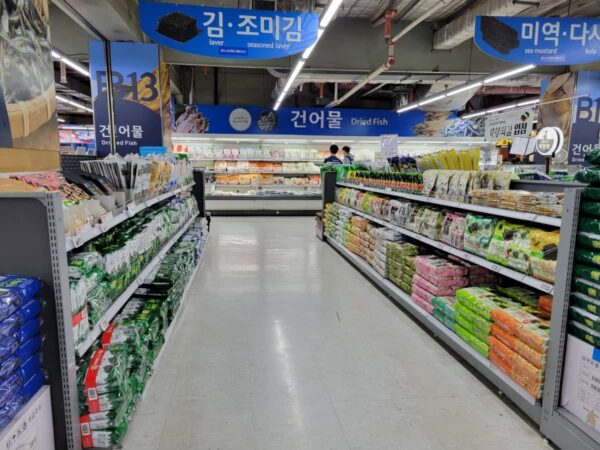 ハナロマート倉洞店B1階の海産物売り場