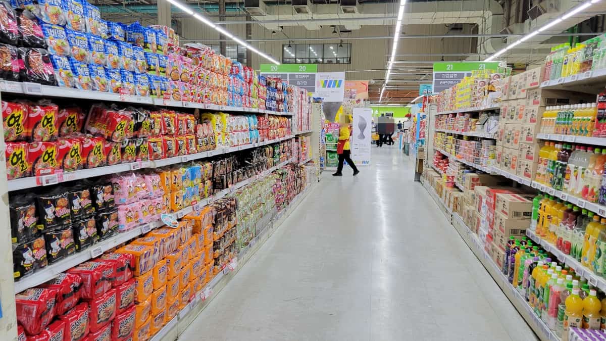 ハナロマート倉洞店1階のラーメン売り場