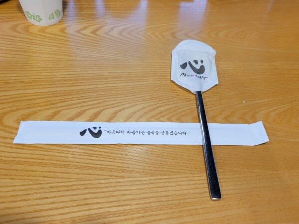 「シムガネカルグッス」江南駅本店のお箸とスプーン