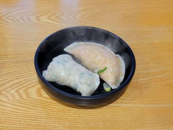 「シムガネカルグッス」の肉マンドゥとキムチマンドゥ