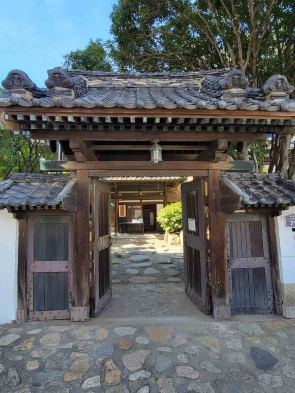 「文化共感・水晶」の入口の門