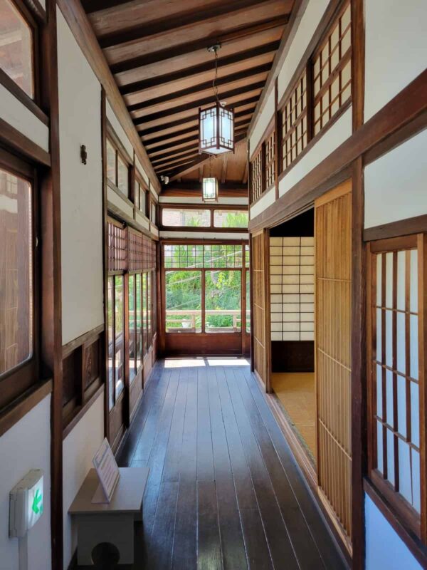 「文化共感・水晶」の1Fの廊下