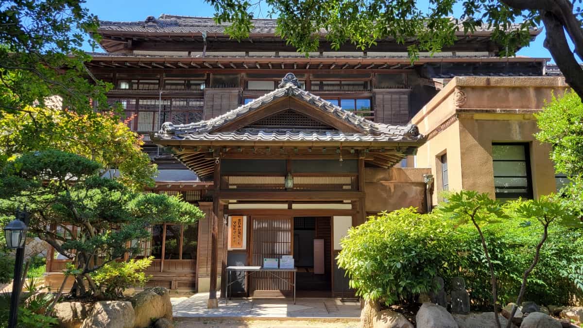 「文化共感・水晶」の外観