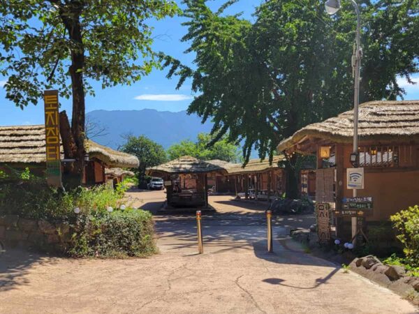 河東郡にある崔参判宅横の土地マウル市場