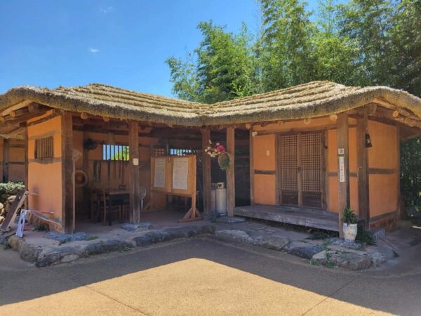 河東郡にある崔参判宅横の土地マウル市場