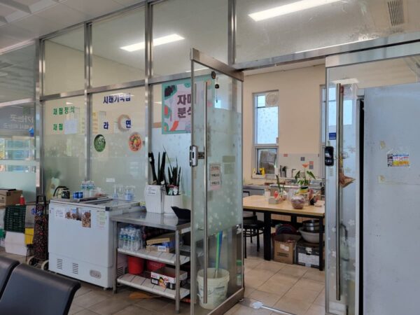 河東バスターミナル内の食堂