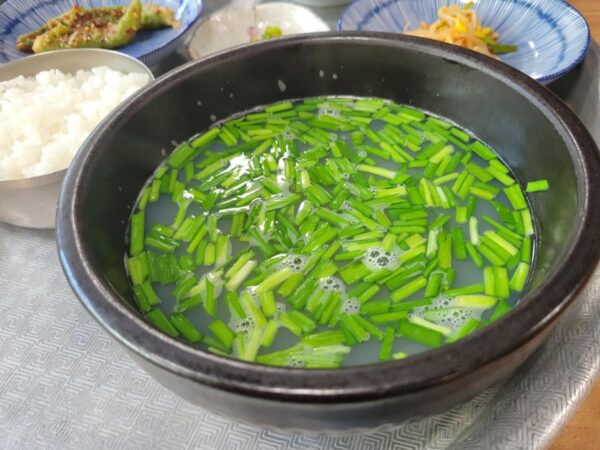 河東にある「ミミ食堂」のしじみ汁