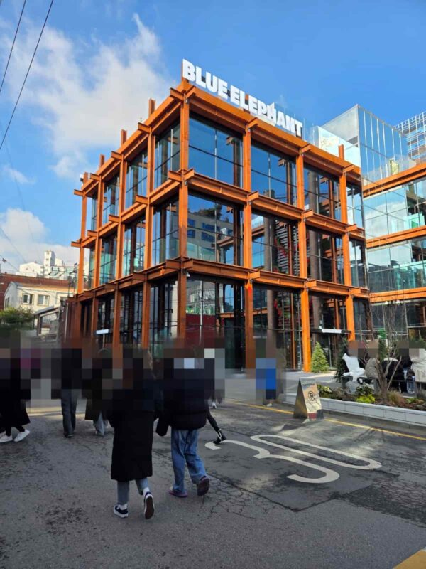 ブルーエレファント聖水フラッグシップストアの外観