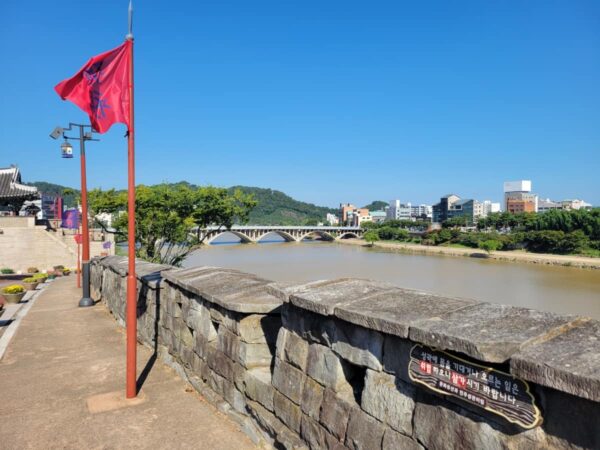 晋州城の石垣と南江