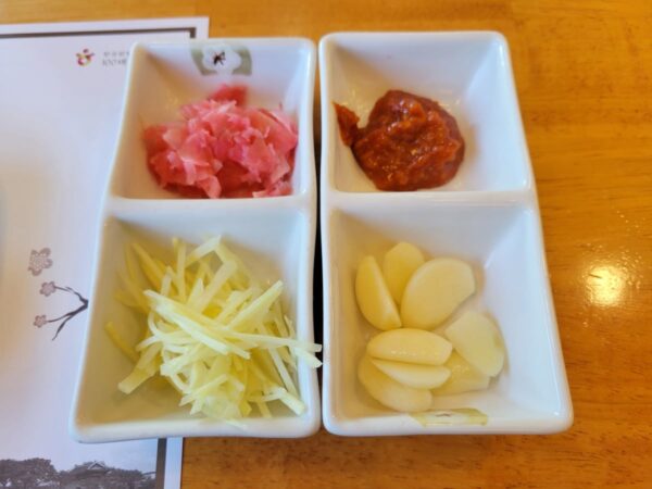 晋州城の前にある「ユジョンジャンオ」の料理