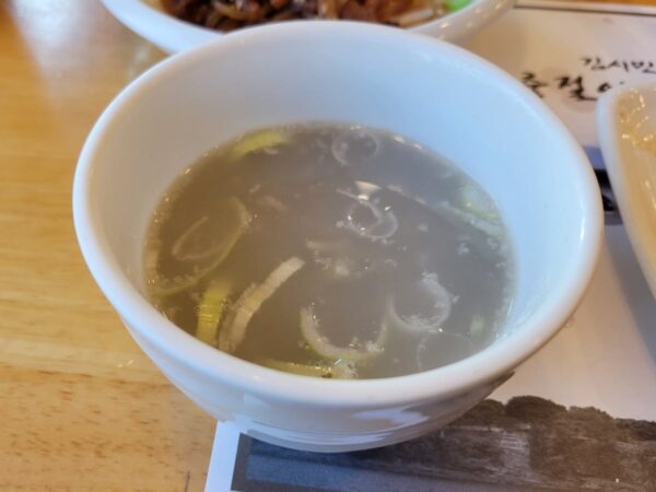 晋州城の前にある「ユジョンジャンオ」の料理