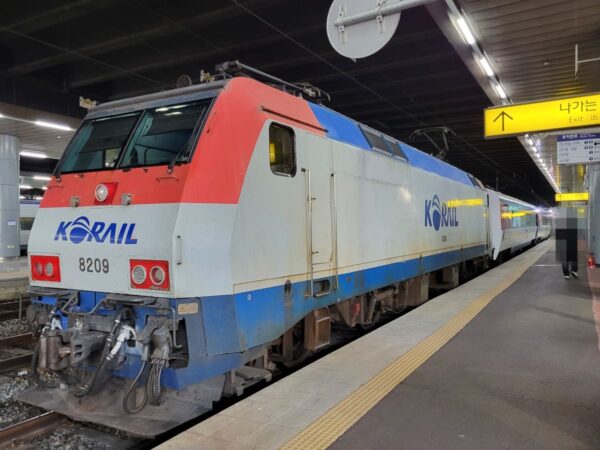 釜山駅に停車中のムグンファ号