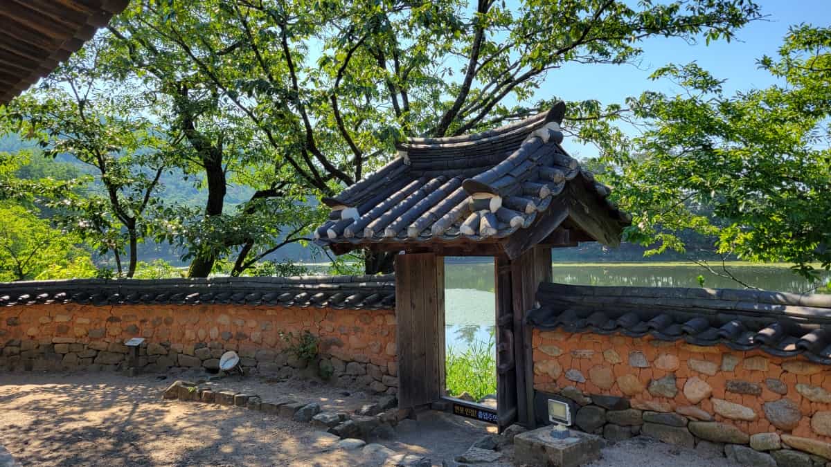 ドラマ「麗」のロケ地である位良池の完在亭