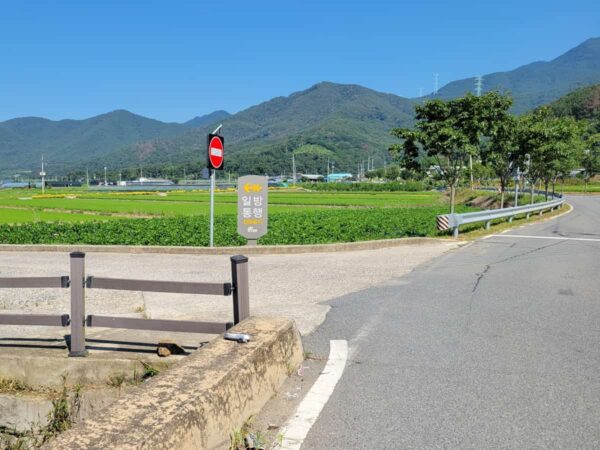 位良池につながる道