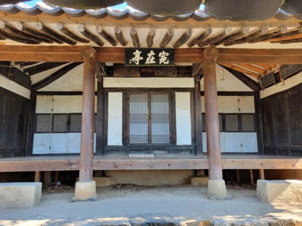 ドラマ「麗」のロケ地である位良池の完在亭