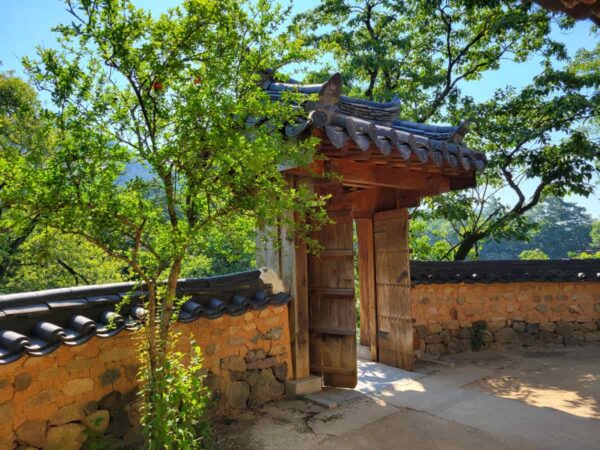 ドラマ「麗」のロケ地である位良池の完在亭